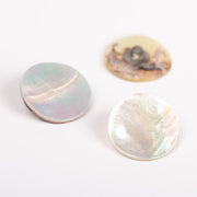 Mother-of-pearl button (white)